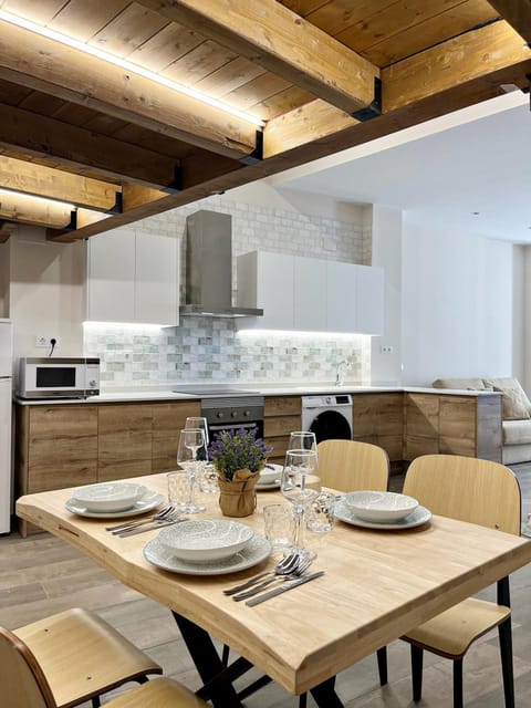 Kitchen or kitchenette, Seating area, Dining area