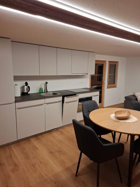 Kitchen or kitchenette, Seating area