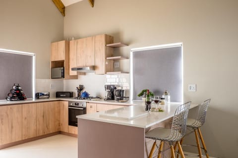 Coffee/tea facilities, Kitchen or kitchenette, Dining area, oven, stove, toaster