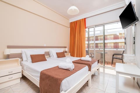 Bed, TV and multimedia, Photo of the whole room, Bedroom