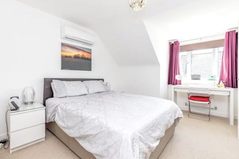 Modern 4 Bedroom House in Buckingham Apartment in Aylesbury Vale