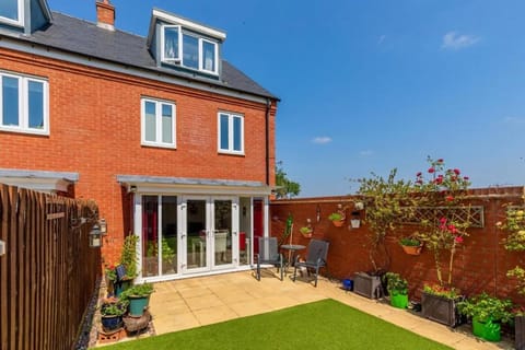 Modern 4 Bedroom House in Buckingham Apartment in Aylesbury Vale