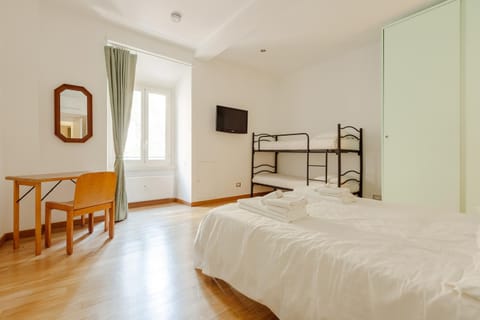 Photo of the whole room, Bedroom, wardrobe