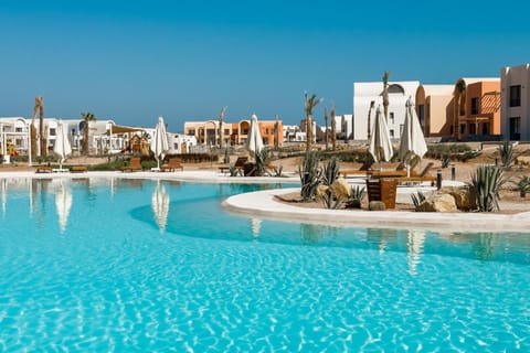 Property building, Day, Neighbourhood, Pool view, Swimming pool, sunbed