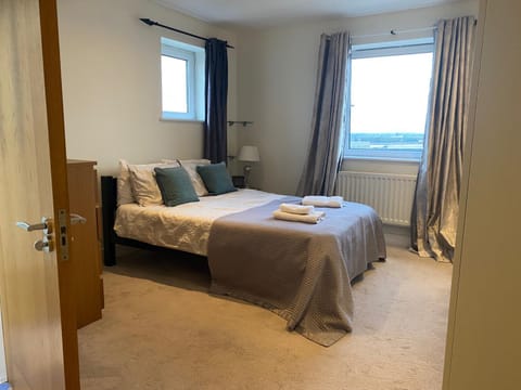 Bed, Bedroom, towels