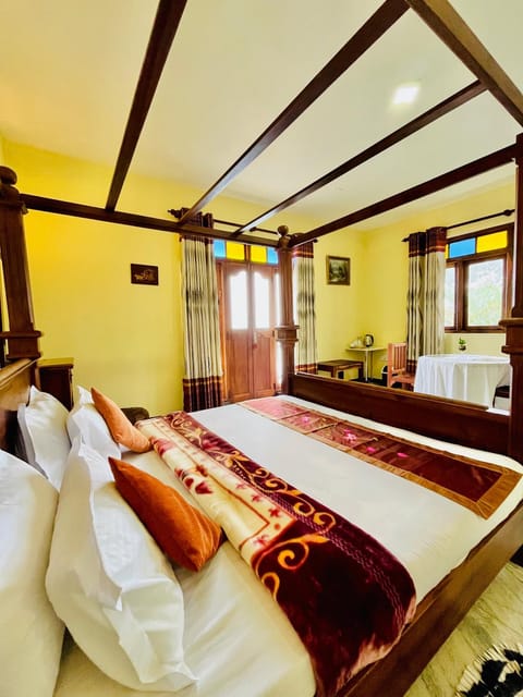 Bed, Photo of the whole room, Seating area, Bedroom