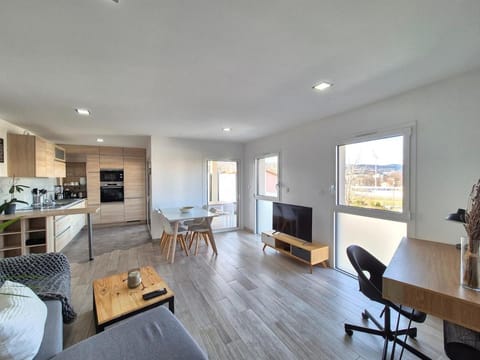 Lana #Clim#Terrasse - Meublé classé 3étoiles Apartment in Clermont-Ferrand