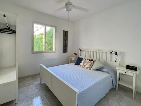 Bed, Photo of the whole room, Bedroom, fireplace