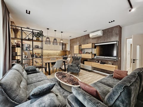 TV and multimedia, Kitchen or kitchenette, Living room, Seating area