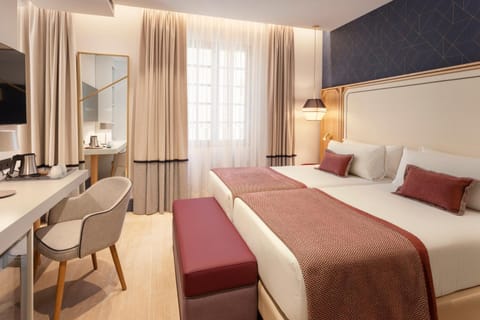 Bed, TV and multimedia, Photo of the whole room, Bedroom