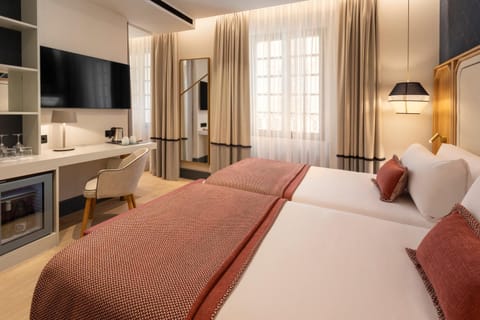 Bed, TV and multimedia, Photo of the whole room