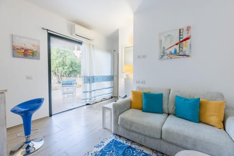 Living room, Seating area, Dining area, air conditioner