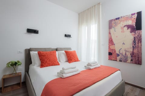 Photo of the whole room, Decorative detail, Bedroom, furniture, locker, air conditioner