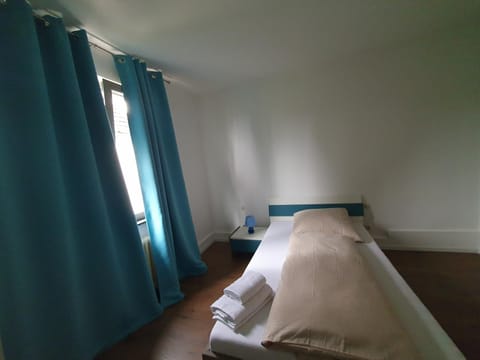 Property building, Bed, Photo of the whole room, Dining area, Bedroom, Communal kitchen, dishwasher, flat iron, heating, heating, soundproof, stove, towels, towels, wardrobe, kitchen