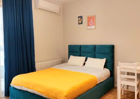 Bed, Living room, Photo of the whole room, Seating area, Bedroom, air conditioner