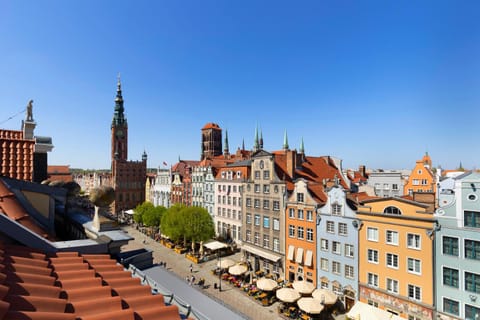 Property building, Nearby landmark, Day, Neighbourhood, City view, Street view, Location