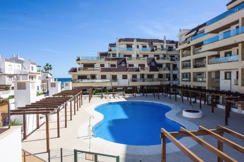 Property building, Day, Pool view, Swimming pool