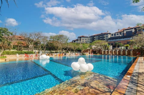 Pool view, Swimming pool, sunbed