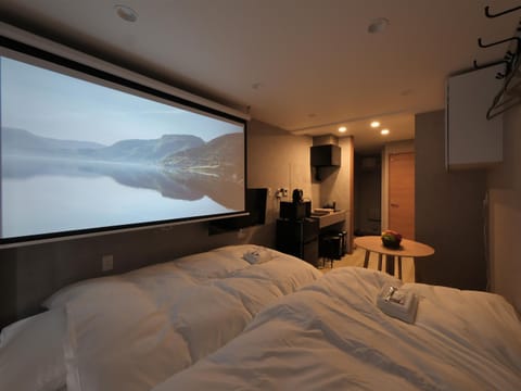 Bed, TV and multimedia, Photo of the whole room, Bedroom