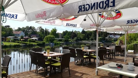 Restaurant/places to eat, River view