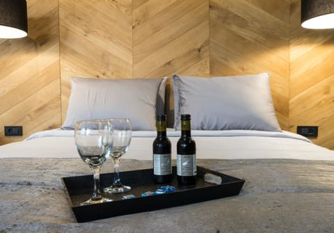 Bed, Food and drinks, Drinks, Alcoholic drinks