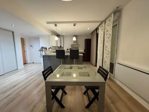 Tiny house 3 terrasse-parking Groupama Stadium LDLCArena Apartment in Vaulx-en-Velin