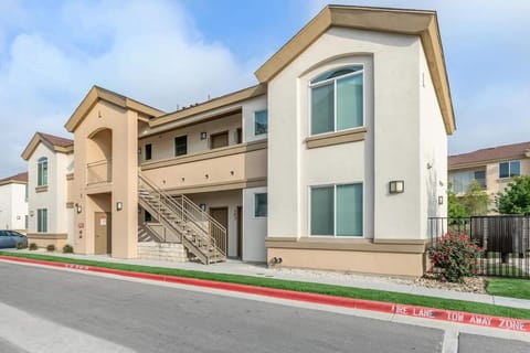 Stylish 1BHK Retreat in City Apartment in Leander