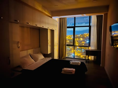 Bed, Natural landscape, Living room, Photo of the whole room, Seating area, Bedroom, Mountain view, towels