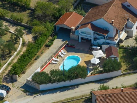 Property building, Bird's eye view, Pool view, Swimming pool, sunbed