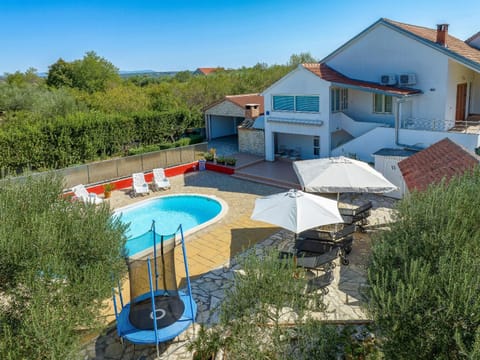 Property building, Patio, Garden, Garden view, Pool view, Swimming pool, sunbed