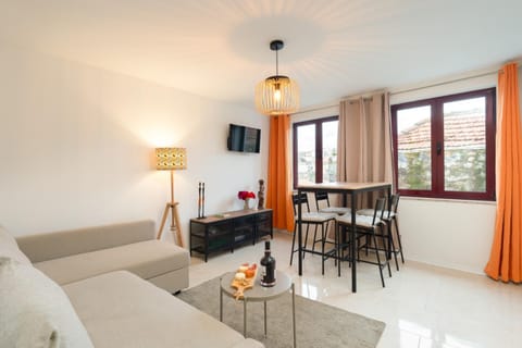 TV and multimedia, Living room, Dining area