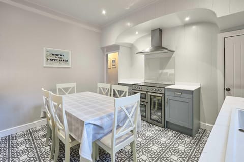 Kitchen or kitchenette, Dining area, oven, stove