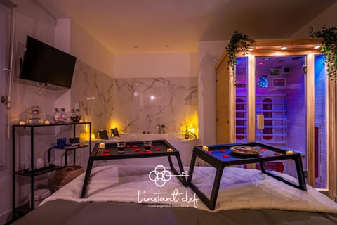 Bed, Hot Tub, Sauna, TV and multimedia, Photo of the whole room