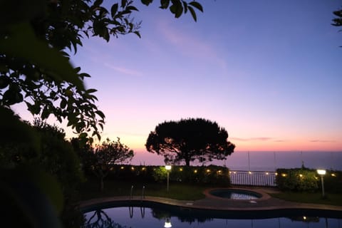 Property building, Garden, Swimming pool