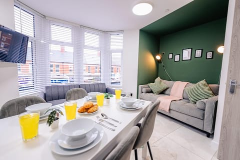 TV and multimedia, Living room, Food and drinks, Seating area, Dining area, Food, Drinks