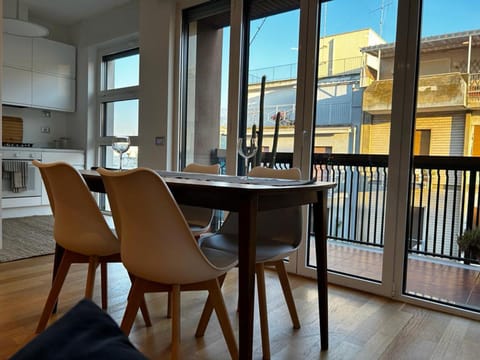 View (from property/room), Balcony/Terrace, Kitchen or kitchenette, Living room, Seating area, Dining area