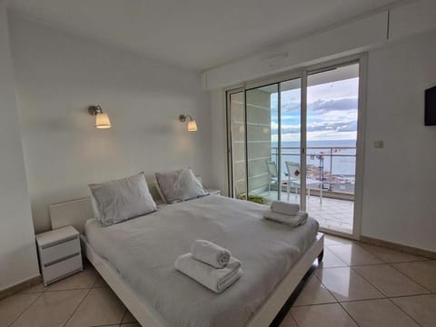 Bed, Natural landscape, View (from property/room), Balcony/Terrace, Photo of the whole room, Bedroom, towels