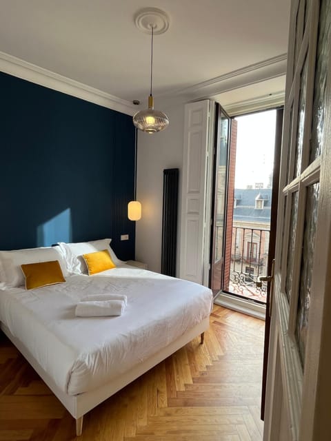 Bed, View (from property/room), Balcony/Terrace, Photo of the whole room, Bedroom