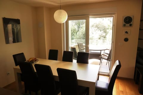 Seating area, Dining area