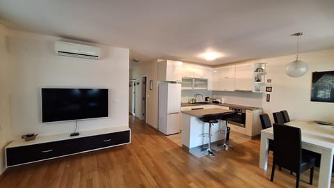 Communal lounge/ TV room, Kitchen or kitchenette, Living room, Seating area, Dining area, oven, air conditioner