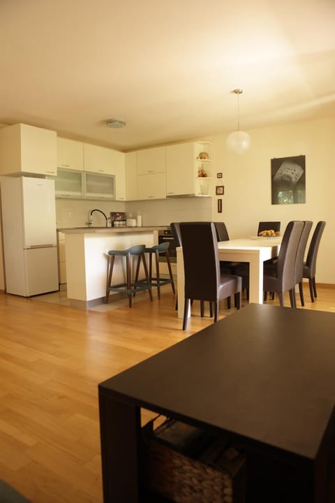 Kitchen or kitchenette, Seating area, Dining area, oven, stove