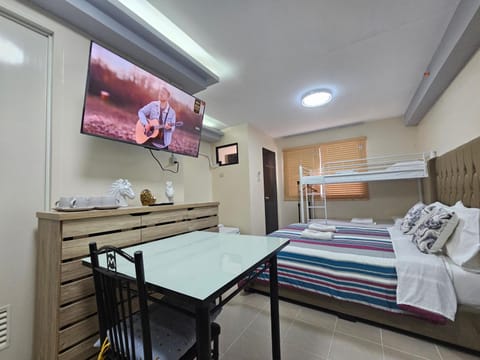 TV and multimedia, Photo of the whole room, Dining area, Bedroom, air conditioner