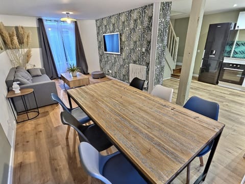 Communal lounge/ TV room, TV and multimedia, Living room, Seating area, Dining area