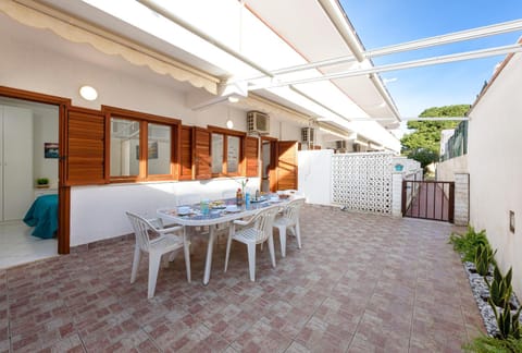 Property building, Balcony/Terrace, Balcony/Terrace