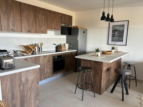 Coffee/tea facilities, Kitchen or kitchenette, Dining area, dishwasher, stove, toaster