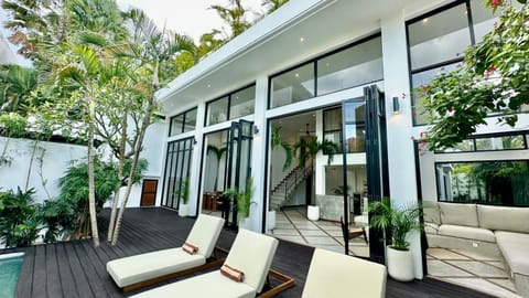 Villa Daya Canggu - 5 Mins to Beach, Rooftop Cinema and Private Cook Villa in North Kuta
