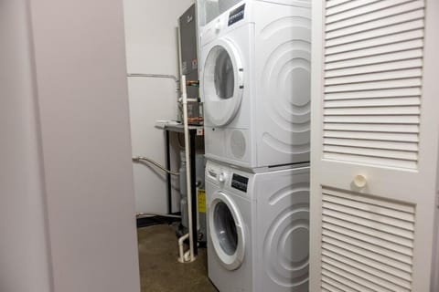 King Bed - Heart of PB - Jaw-Dropping Rooftop and Gym Apartment in Pittsburgh