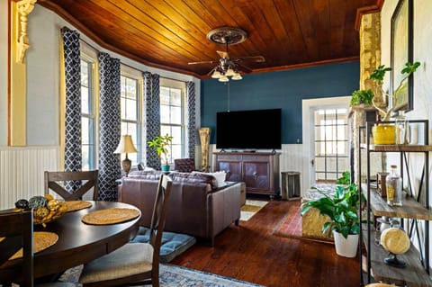 Kingsby Farmhouse - 1BR with 2 Queens & Mountain Views House in Boerne