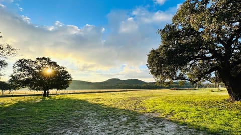 Kingsby Farmhouse - 1BR with 2 Queens & Mountain Views House in Boerne