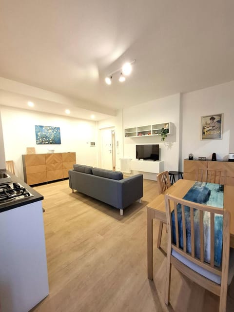 Communal lounge/ TV room, TV and multimedia, Kitchen or kitchenette, Living room, Seating area, Dining area